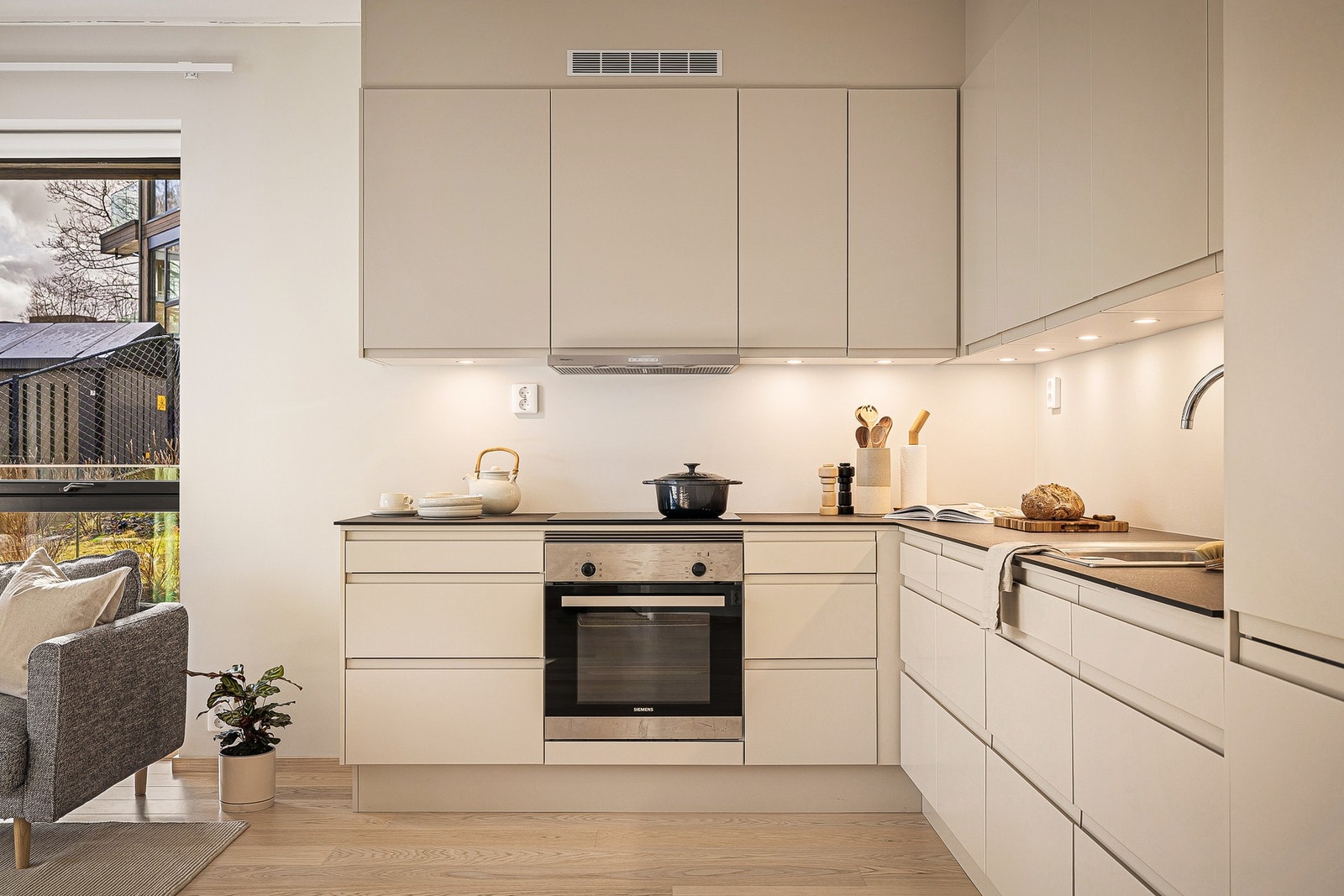 - Av integrerte hvitevarer medfølger oppvaskmaskin, platetopp, stekeovn og kjøleskap med frysedel som er levert av Siemens - Galleribilde