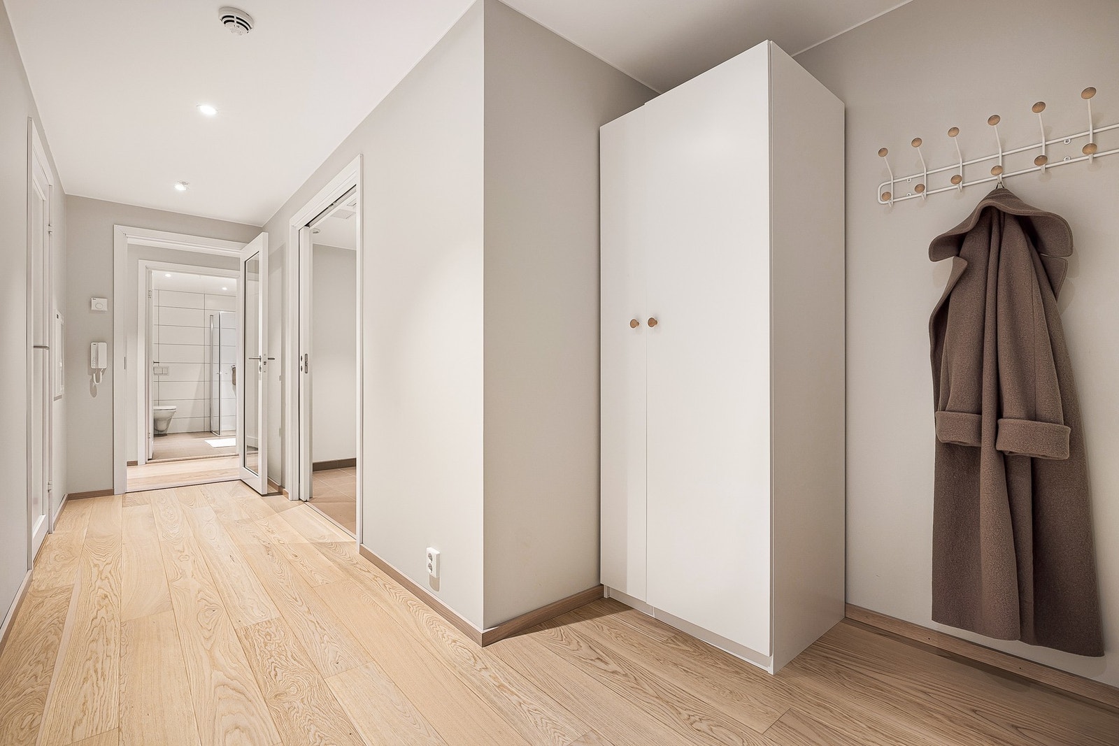 - I entreen på ca. 10 kvm er det god plass til å henge fra seg yttertøy og sko - Galleribilde