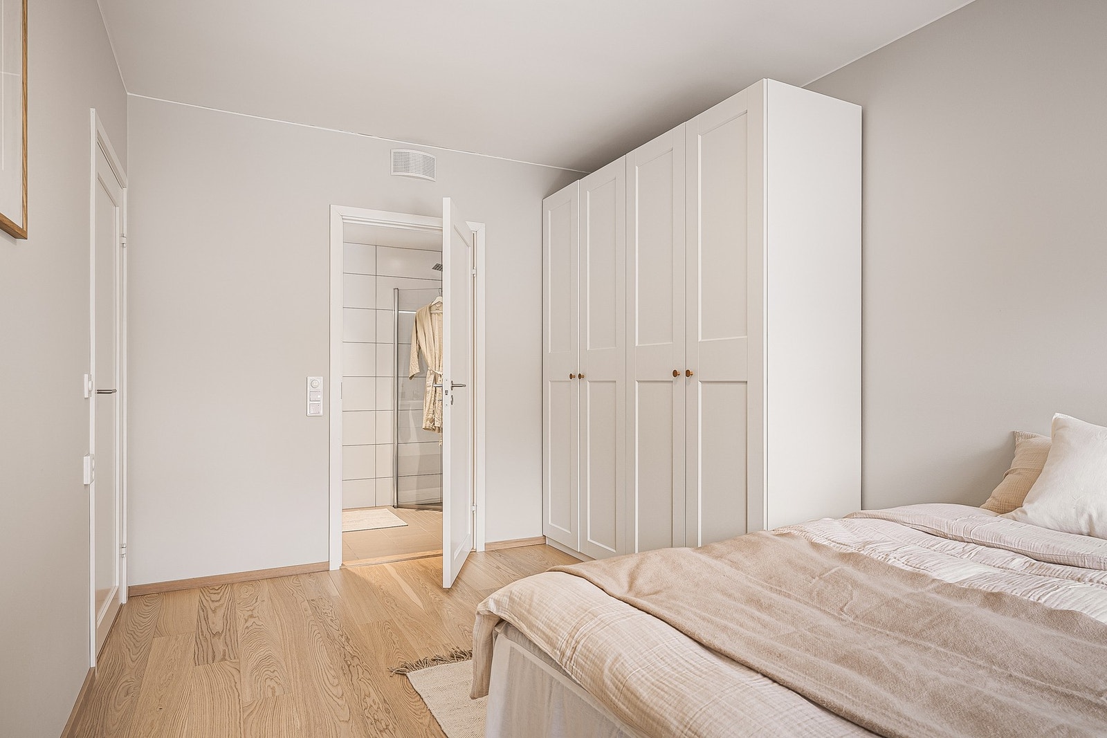 - Hoverdsoverommet har også tilgang til eget bad - Galleribilde