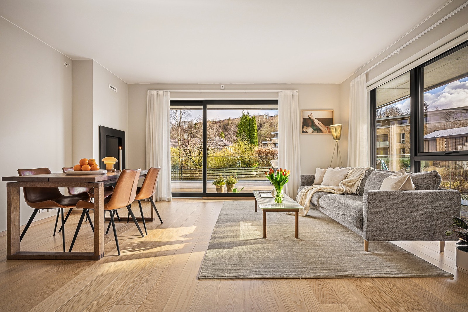 - Videre beveger vi oss inn i hjerte av boligen, nemlig stue/kjøkken løsningen - Galleribilde