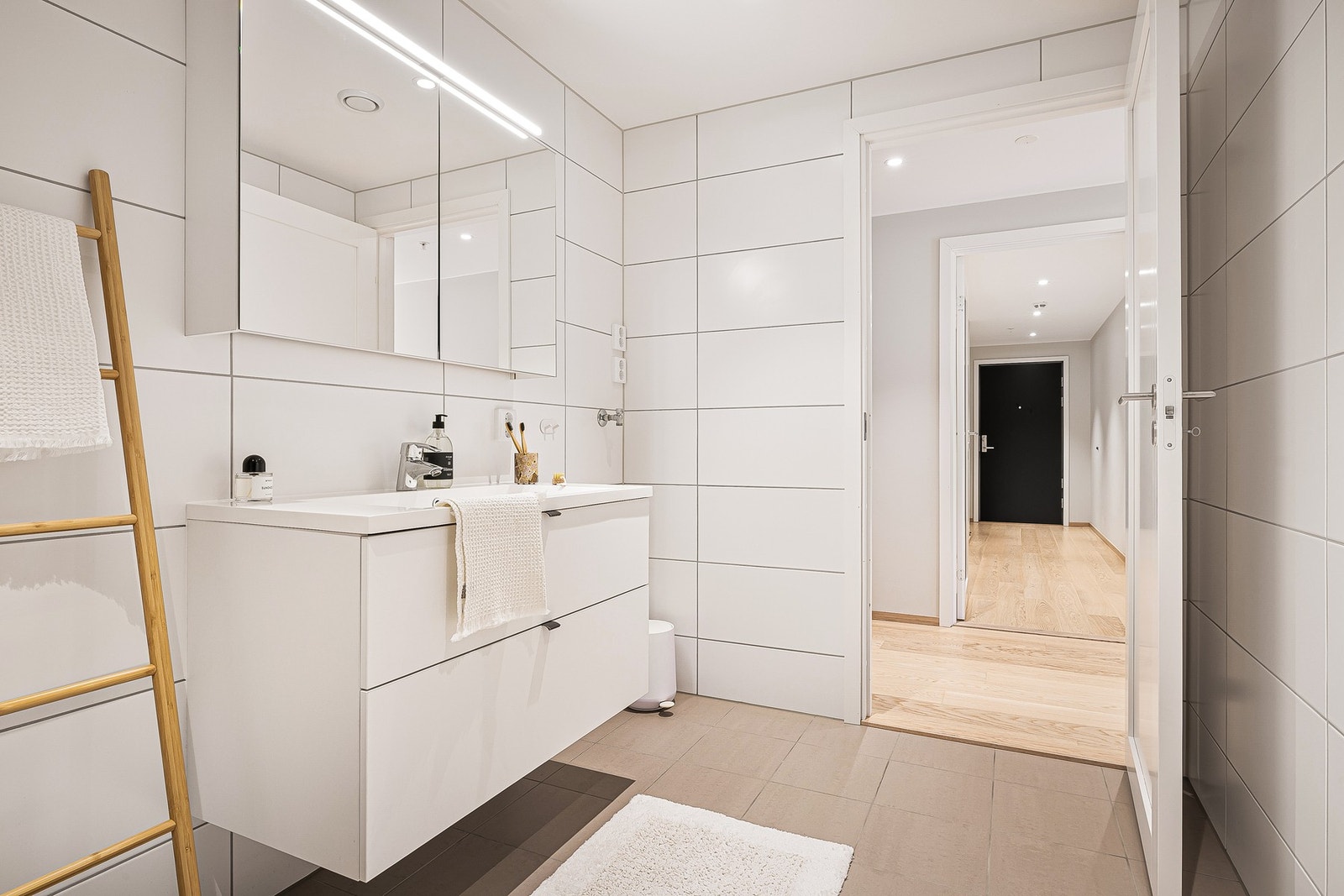 - Leilighetens første bad måler ca. 6 kvm og har varme i gulvet. - Galleribilde