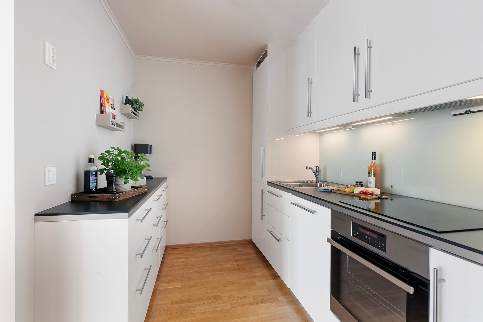 Kjøkkenet er moderne og praktisk utformet med gode arbeidsflater Galleribilde