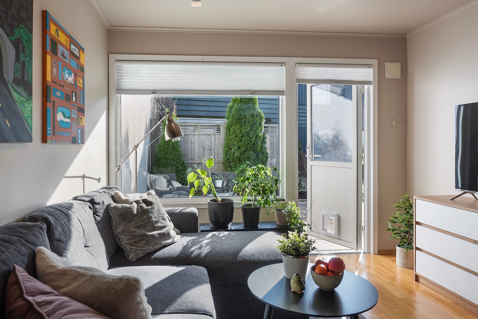 Fra stuen er det utgang til en solrik terrasse/hage - perfekt for avslapning Galleribilde