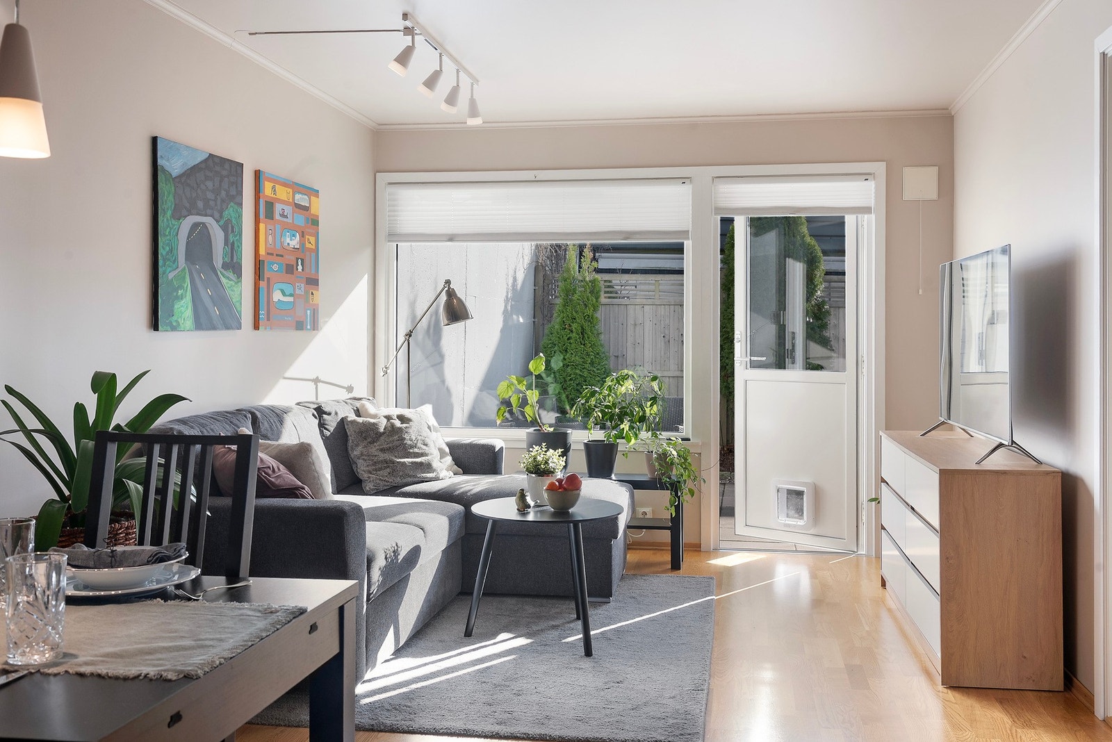 Leiligheten fremstår lys og luftig med en funksjonell planløsning og store vindusflater som slipper inn rikelig med naturlig lys Galleribilde