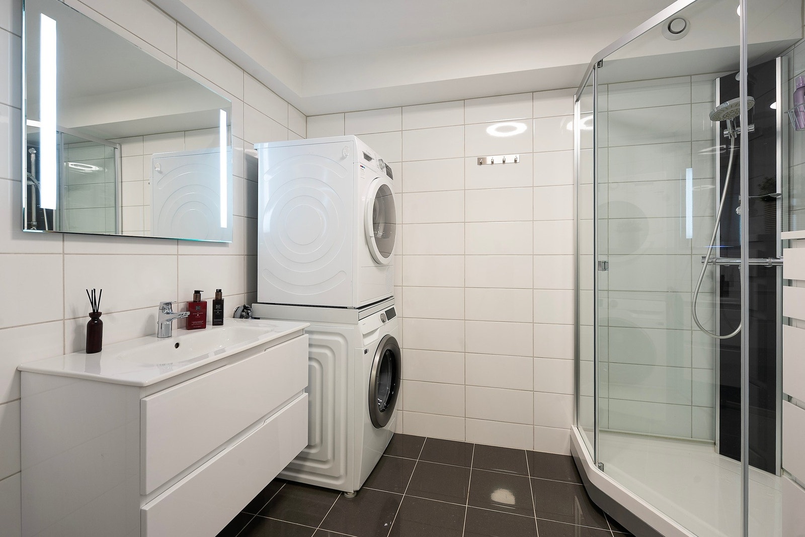 Praktisk og pent bad med god funksjonalitet. Galleribilde