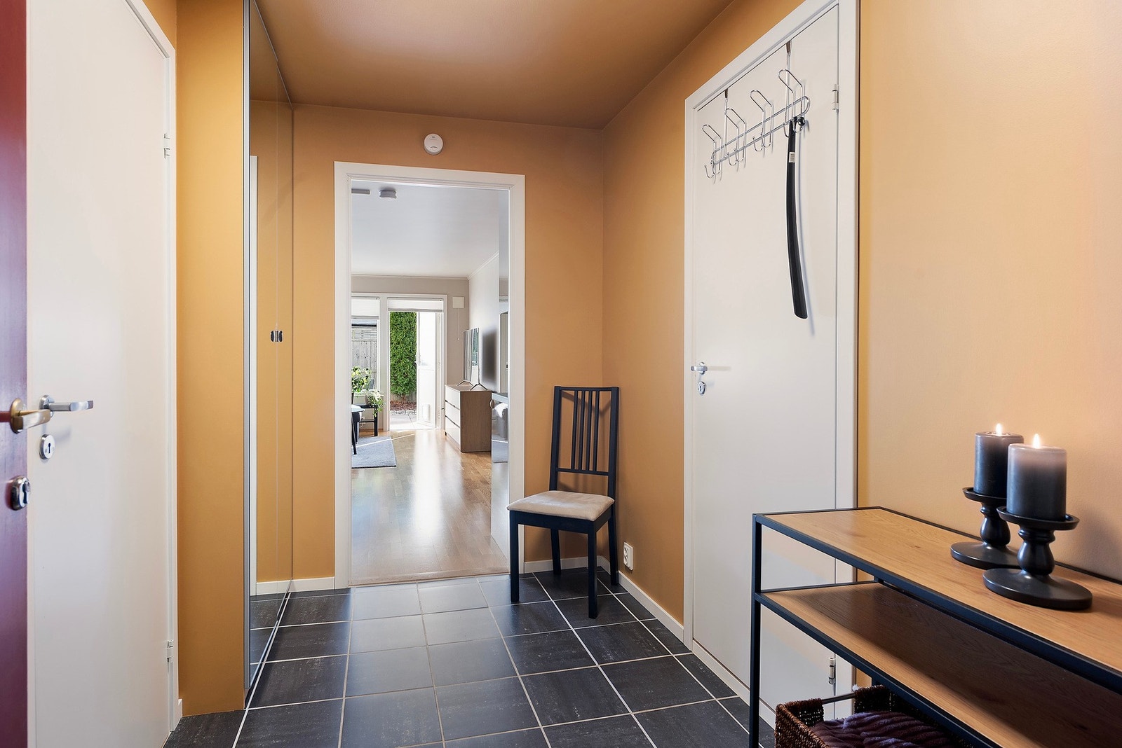 Stor og fin gang med garderobeløsning og en stor bod Galleribilde