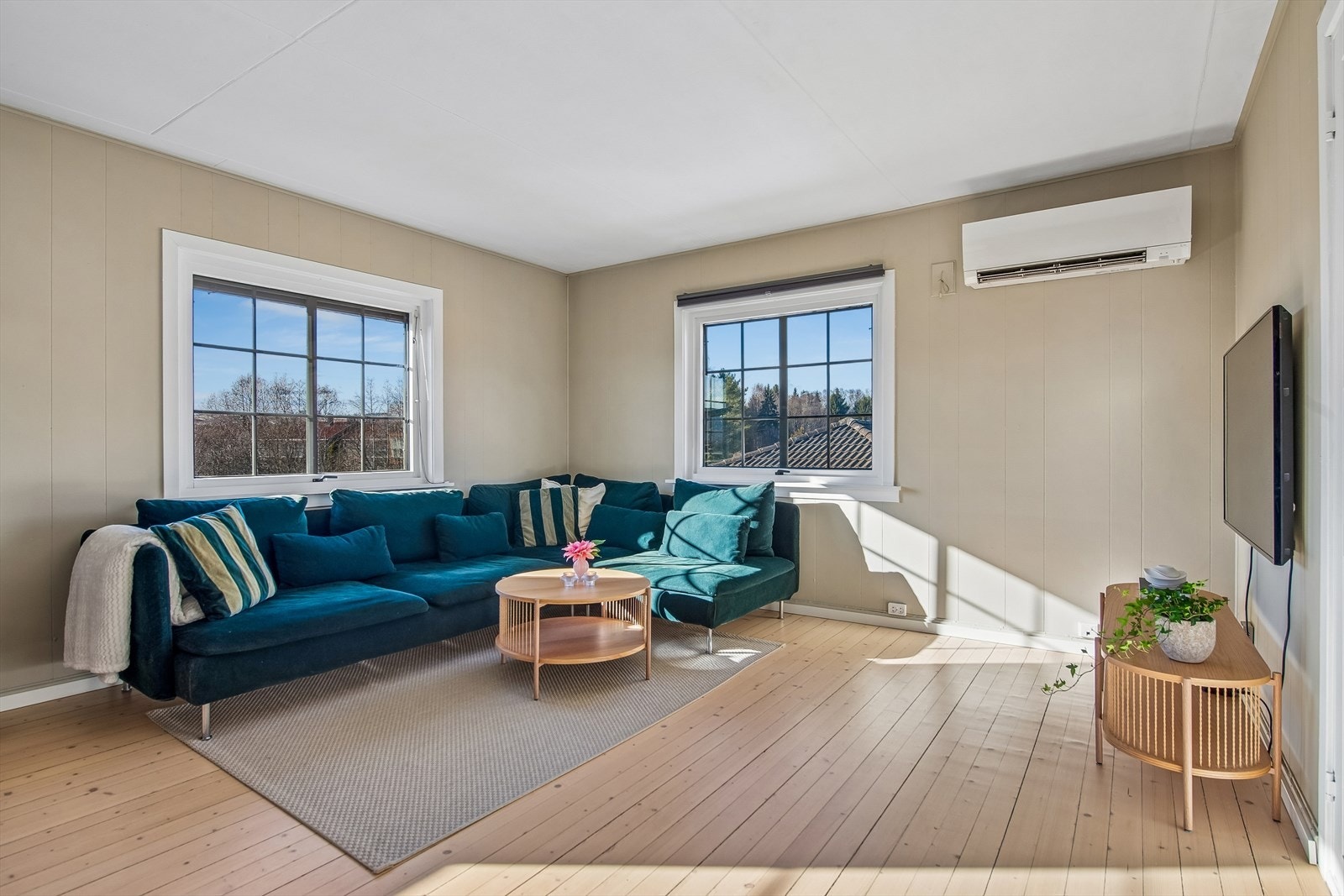 Vinduer med isolerglass, hvorav enkelte er fra 2005, slipper inn rikelig med dagslys. Galleribilde