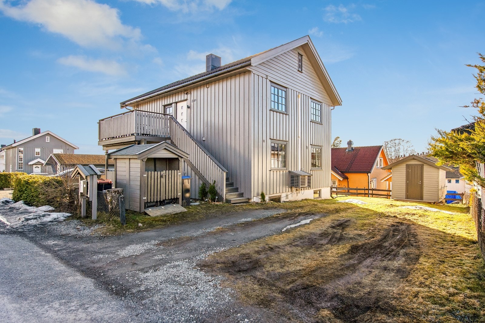 Leiligheten utgjør hele andre etasje i en horisontaldelt tomannsbolig fra 1946. Biloppstillingsplass like ved inngangspartiet. Galleribilde