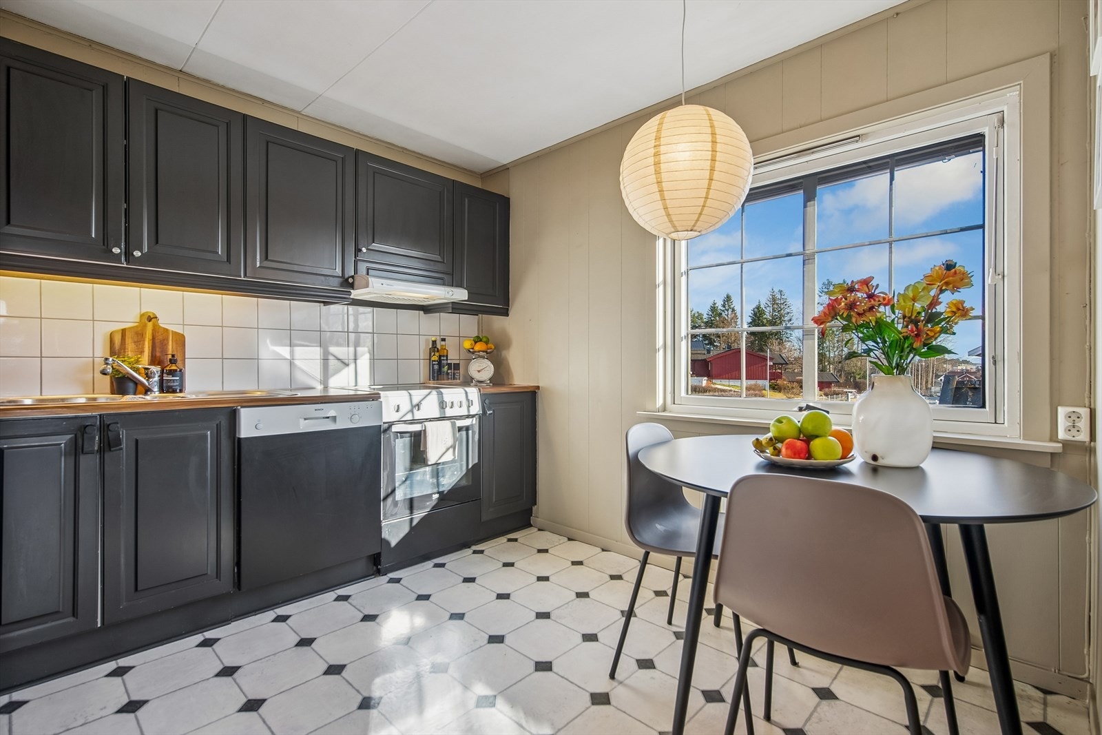 Kjøkkenet har en sjarmerende spiseplass og en praktisk innredning med integrert oppvaskmaskin. Galleribilde