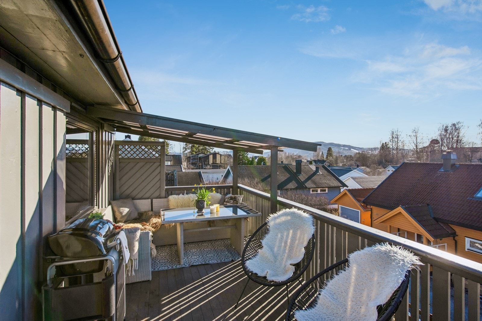 Terrassen er vestvendt, delvis overbygget og gir rikelig med plass for utemøbler. Galleribilde