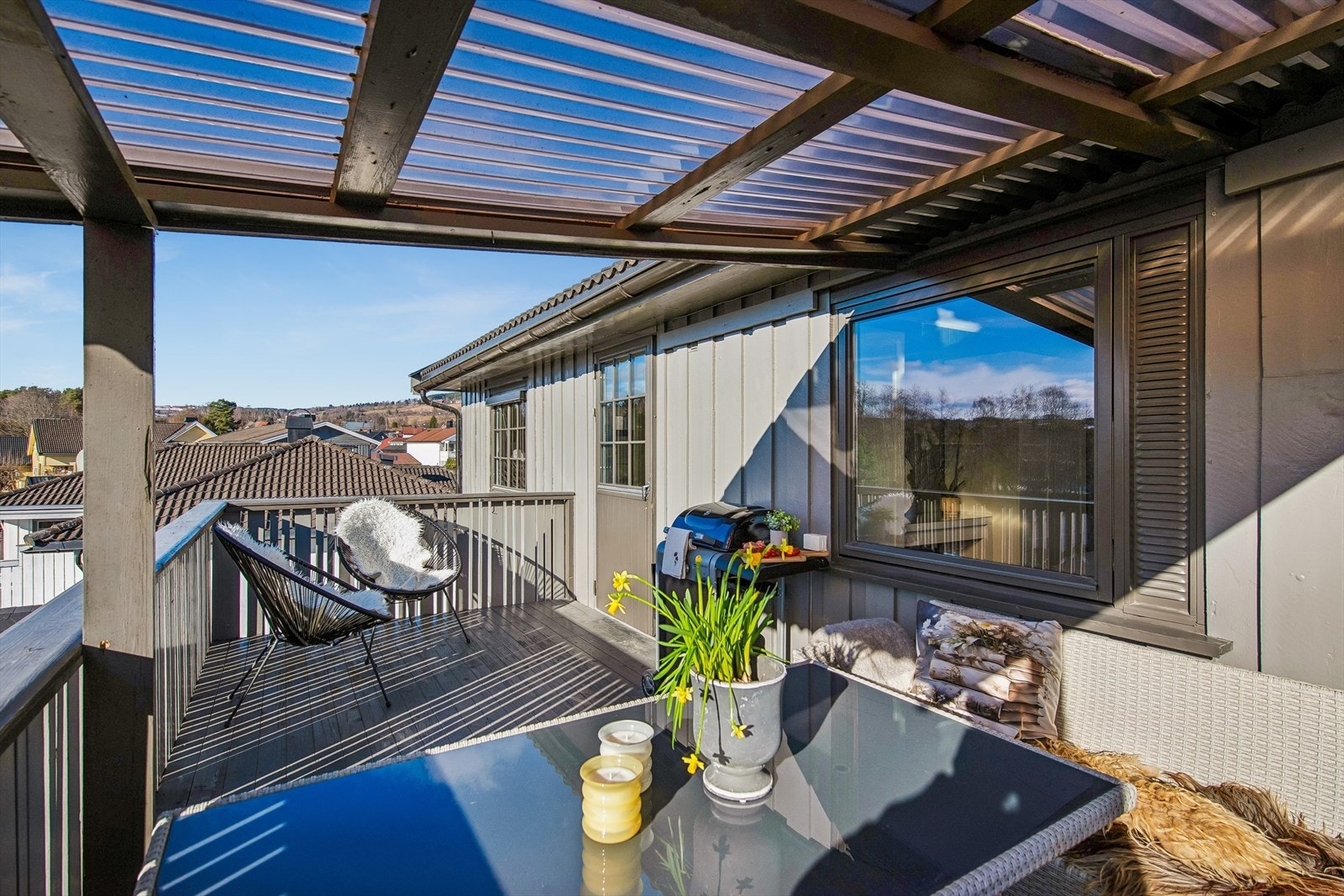 Det delvise overbygget har tak med lysgjennomslipp, som forlenger sesongen på terrassen. Galleribilde