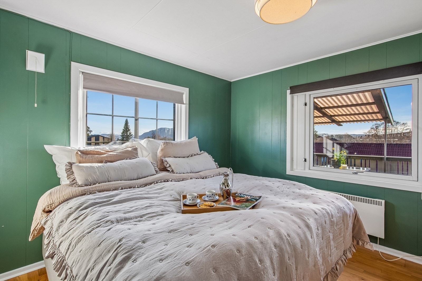 Hovedsoverommet er romslig og har plass til både dobbeltseng og garderobeløsning. Galleribilde