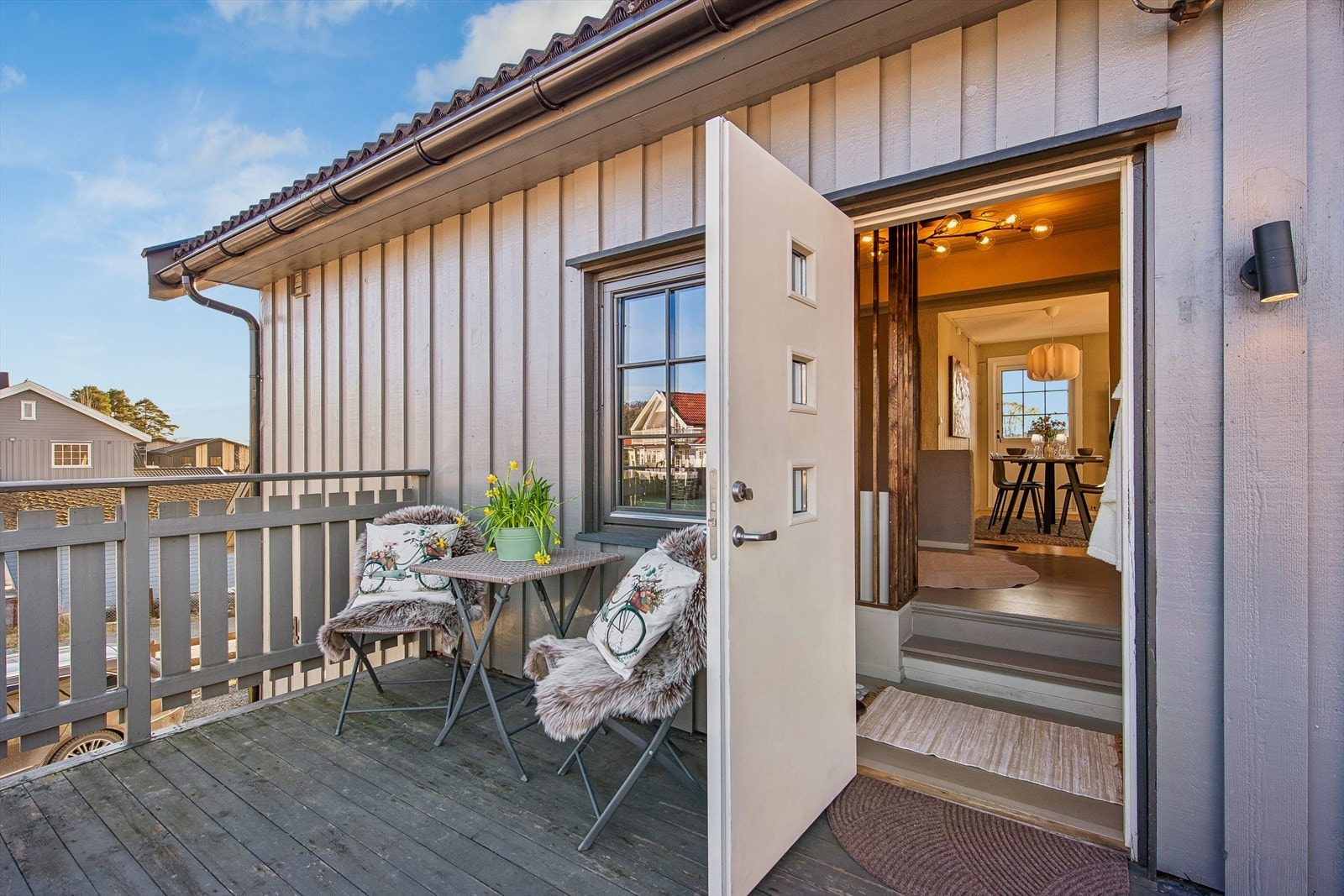 Leiligheten er praktisk og lettstelt med gangavstand til sentrum. Egen inngang via utvendig trapp, som leder til en hyggelig frokostterrasse ved inngangsdøren. Galleribilde