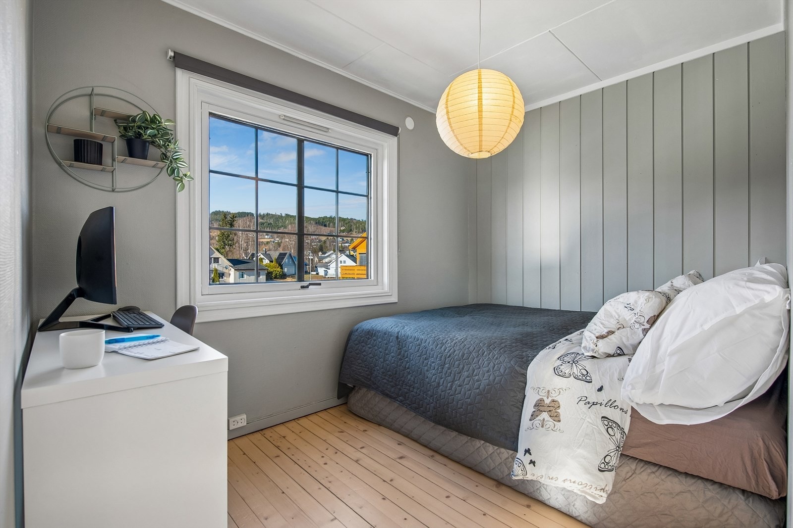 Leilighetens andre soverom, også med nymalte overflater fra 2024, egner seg godt som barnerom eller kontor. Galleribilde