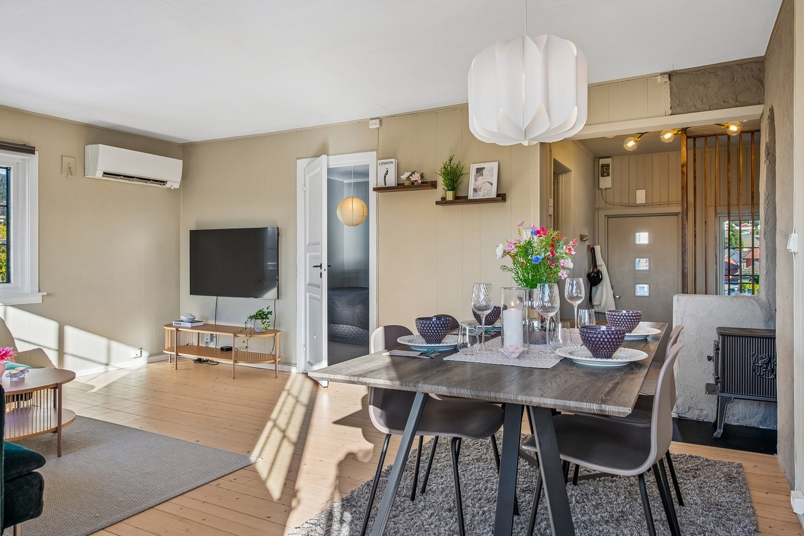 For oppvarming har stuen både en effektiv luft-til-luft varmepumpe og en stemningsfull vedovn. Galleribilde