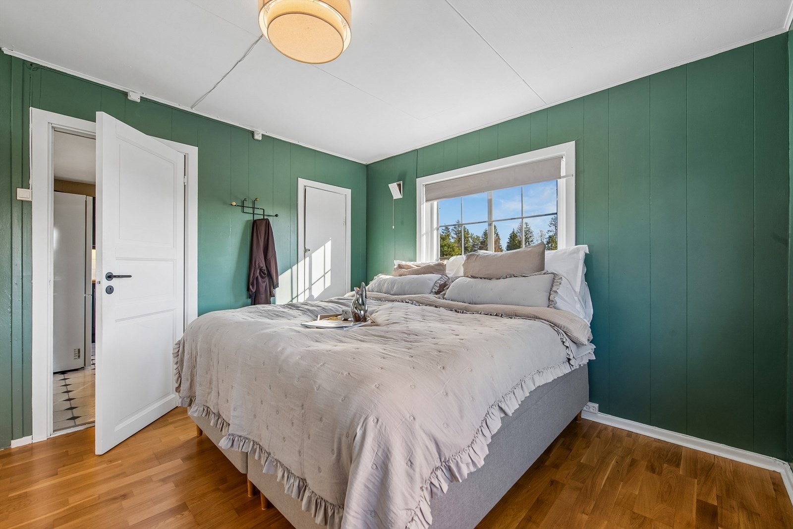 Både vegger og vinduer på soverommene fikk nymalte overflater i 2024. Galleribilde