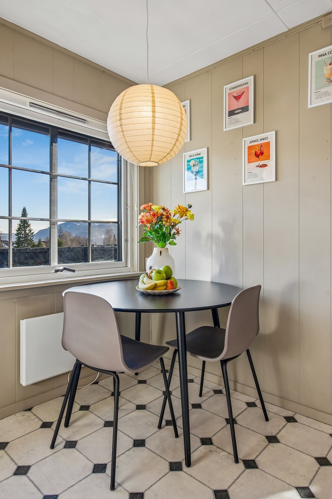 Spiseplassen på kjøkkenet er en lys og trivelig krok for hverdagsmåltidene. Galleribilde