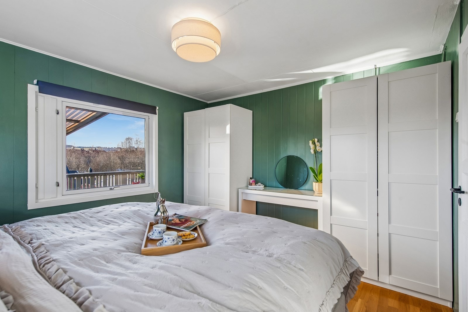 God plass til garderobeskap gir rikelig med oppbevaringsmuligheter på hovedsoverommet. Galleribilde