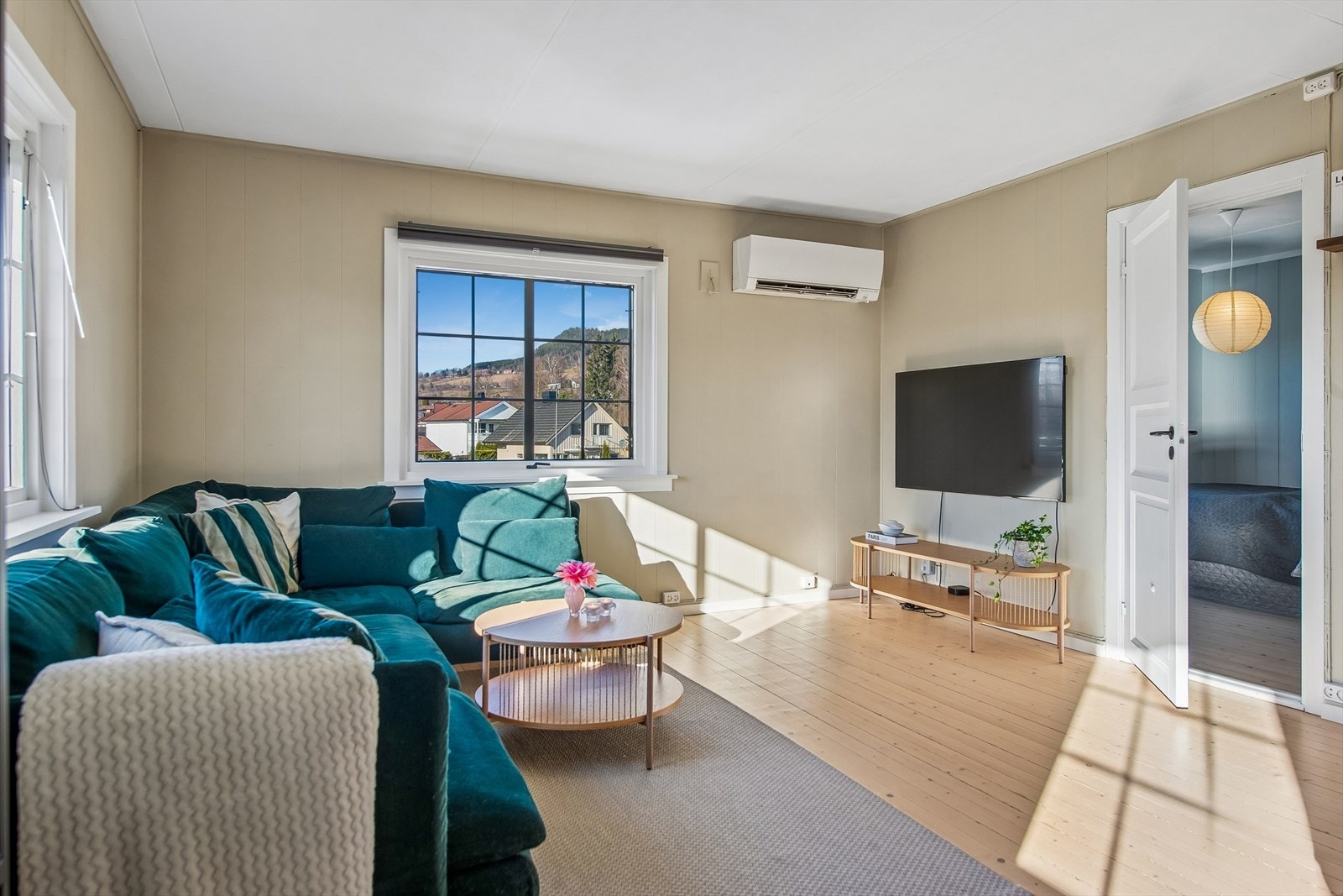 Stuen er romslig og lett å møblere, med god plass til en stor sofagruppe. Galleribilde