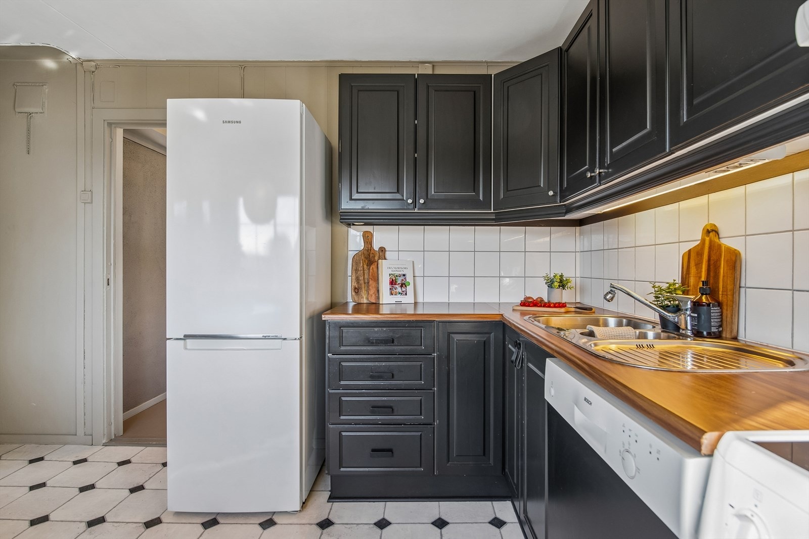 Innredningen har integrert oppvaskmaskin, samt plass og opplegg for frittstående komfyr og kjøleskap. Galleribilde