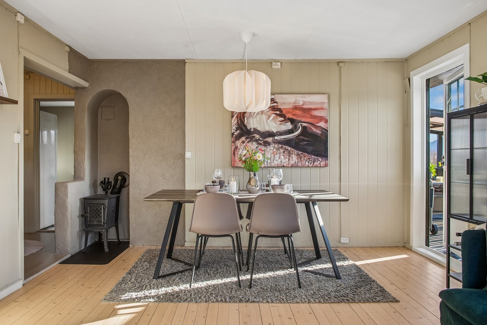 Stuen har nyslipt furugulv fra 2024 og utgang til den vestvendte terrassen. Galleribilde