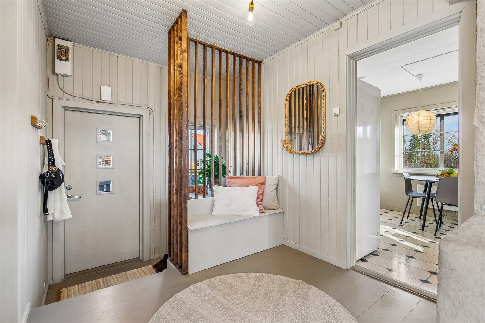 Velkommen inn i en romslig entré med plassbygd sittebenk. Galleribilde
