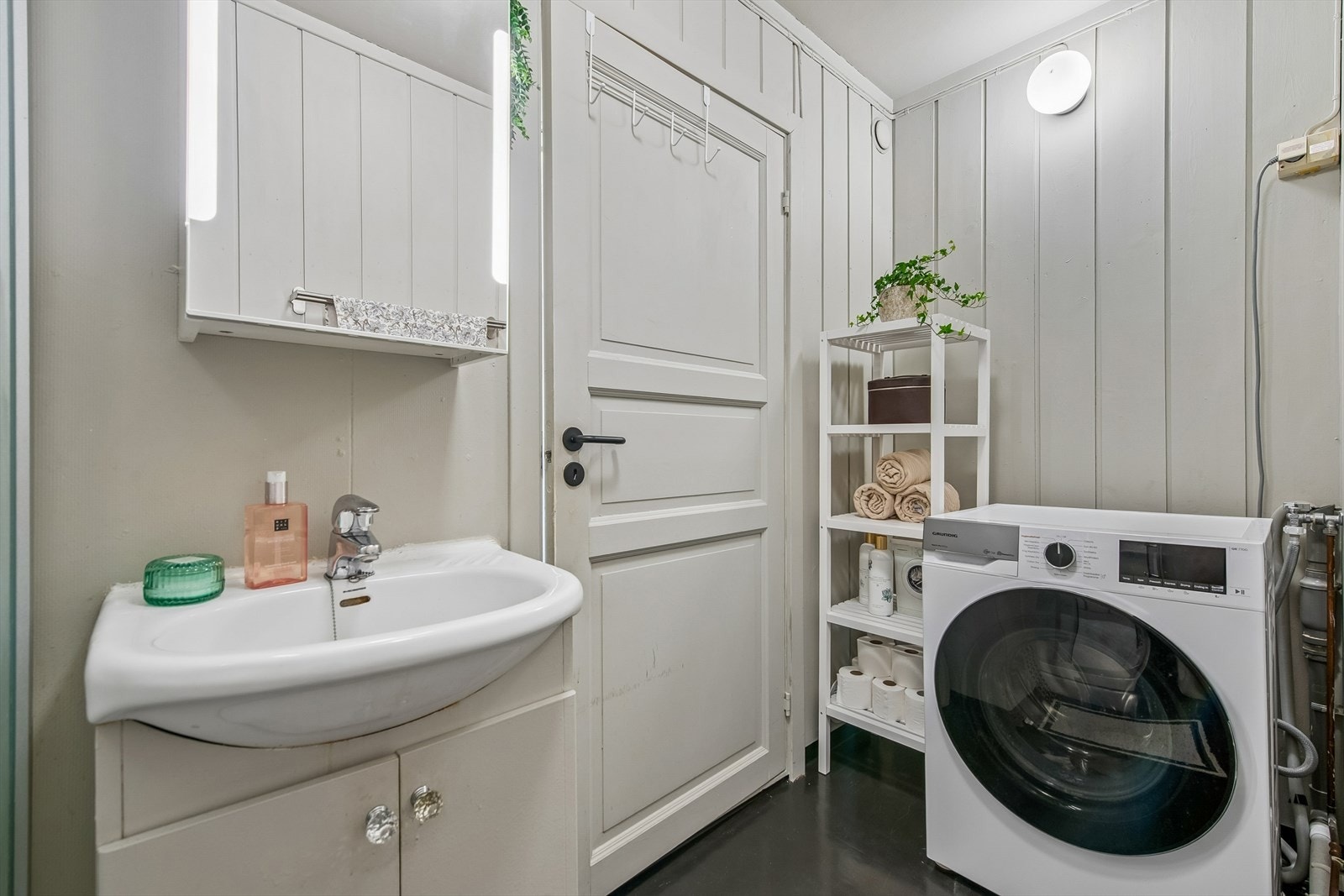 Rommet fungerer også som vaskerom, med praktisk opplegg for vaskemaskin. Galleribilde