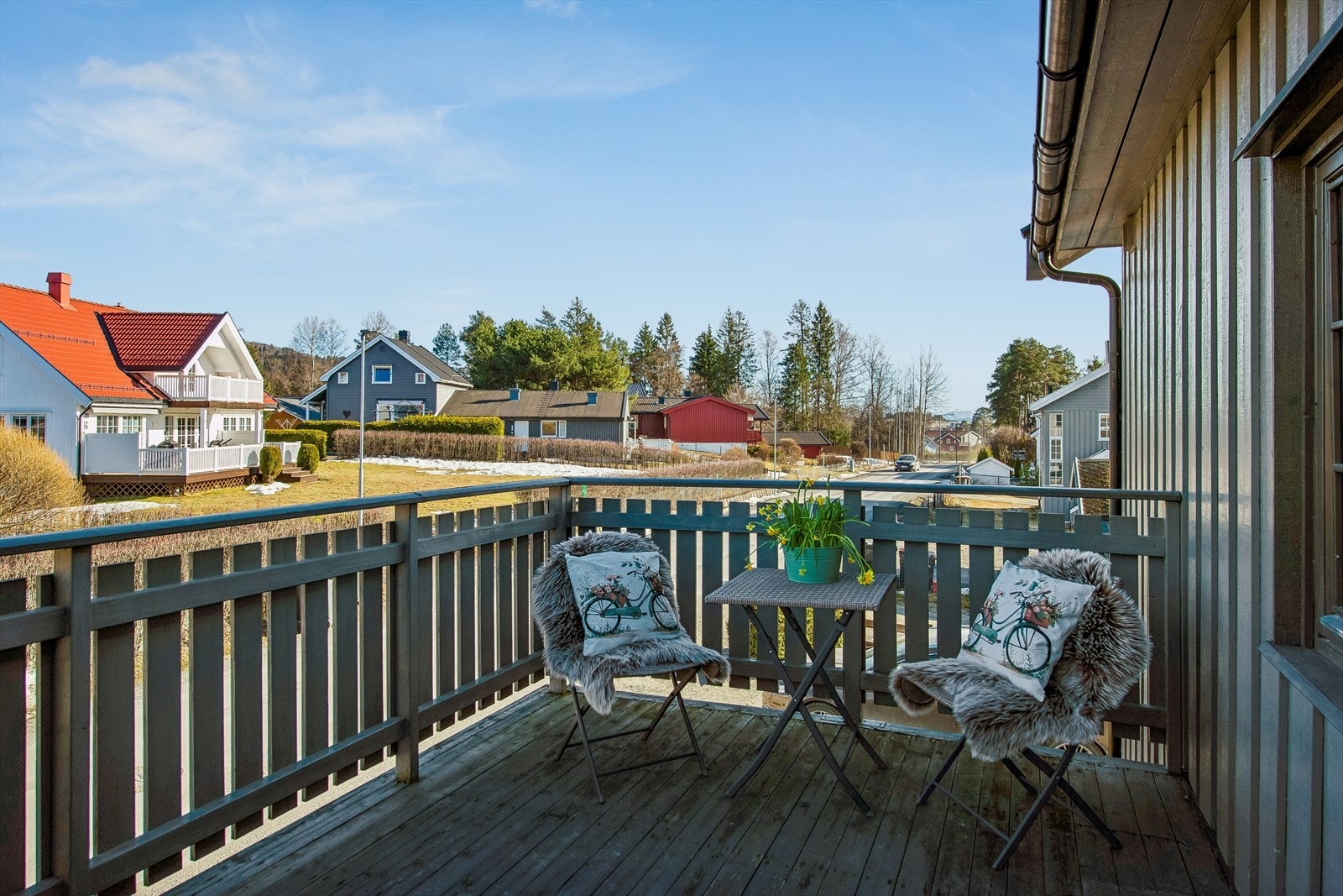 Den østvendte terrassen ved inngangen er en av leilighetens to private uteplasser. Galleribilde