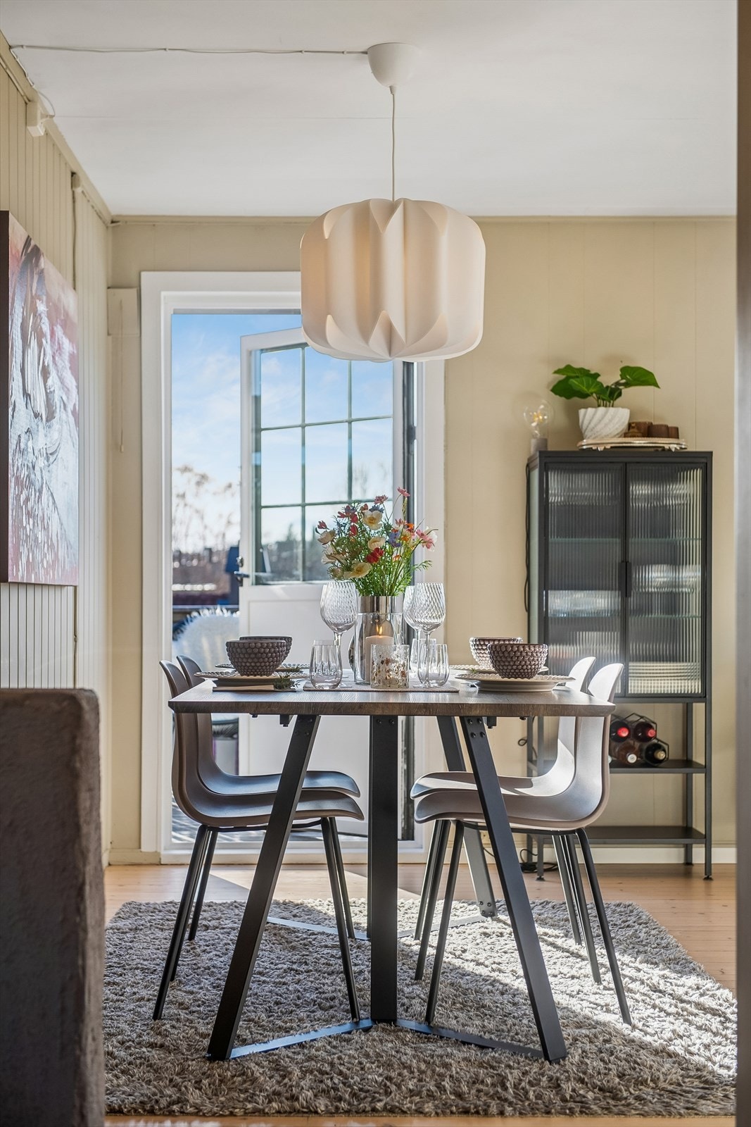 Fra spisestuen er det direkte utgang til den vestvendte, delvis overbygde terrassen. Galleribilde