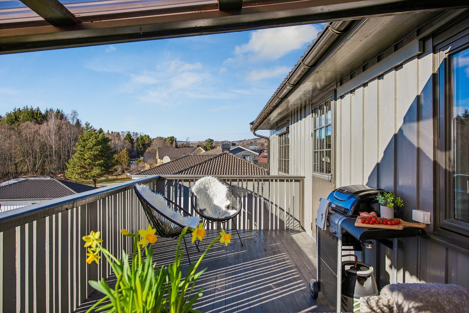 En romslig uteplass med god plass til både grill og en større sittegruppe. Galleribilde