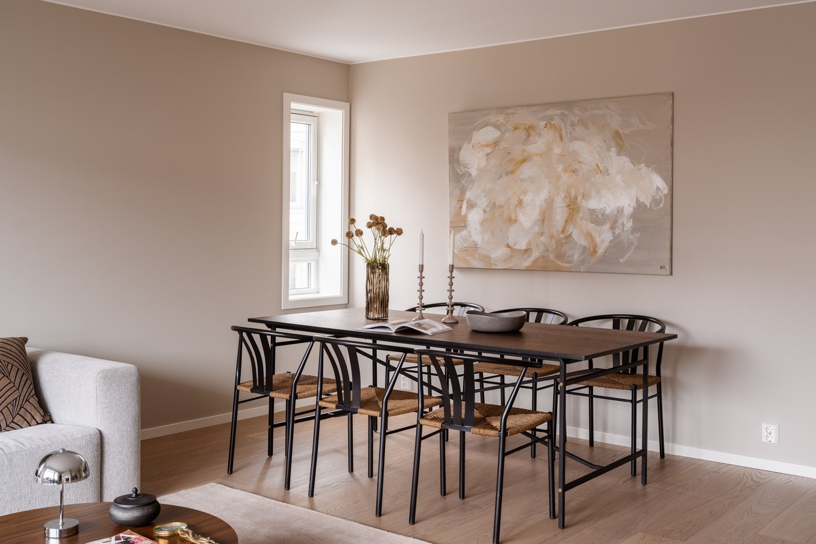 Stuen har god plass til spisebord, perfekt for sosiale sammenkomster Galleribilde