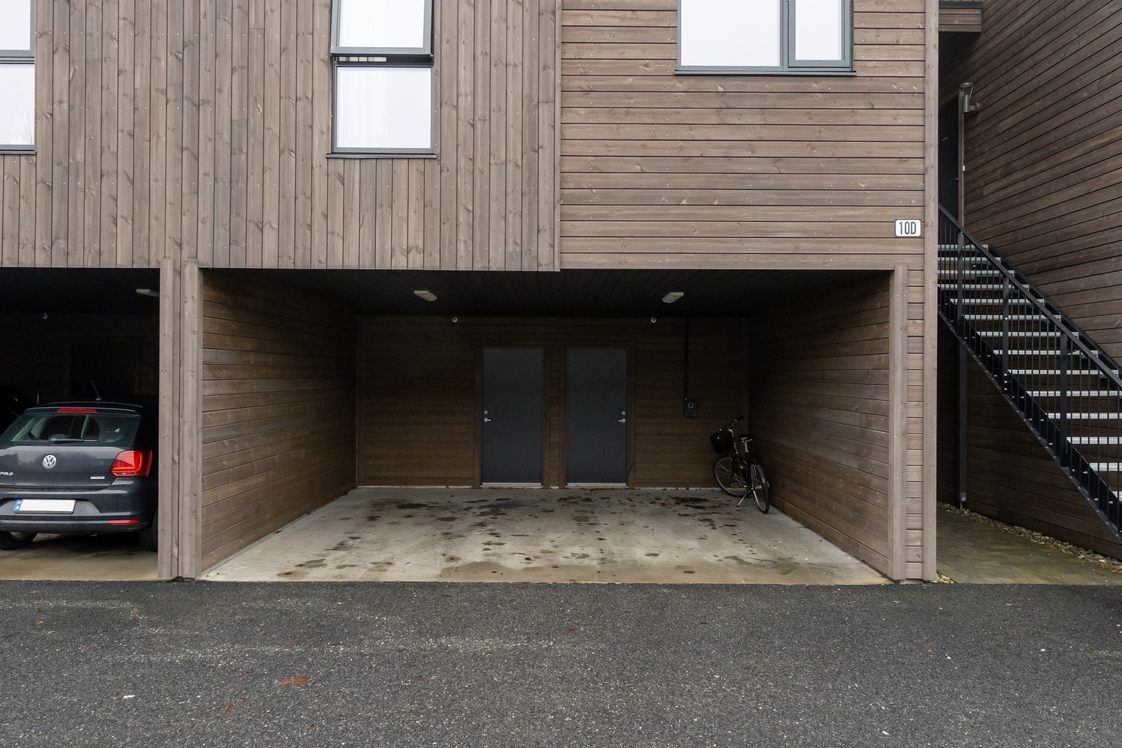 Det følger med en carport med el-billader. Sportsbod er også inkludert! Galleribilde