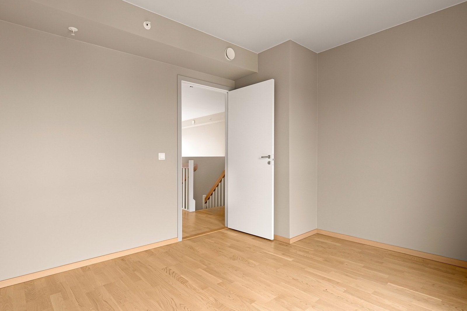 Hovedsoverom med god plass til både dobbeltseng og garderobe Galleribilde