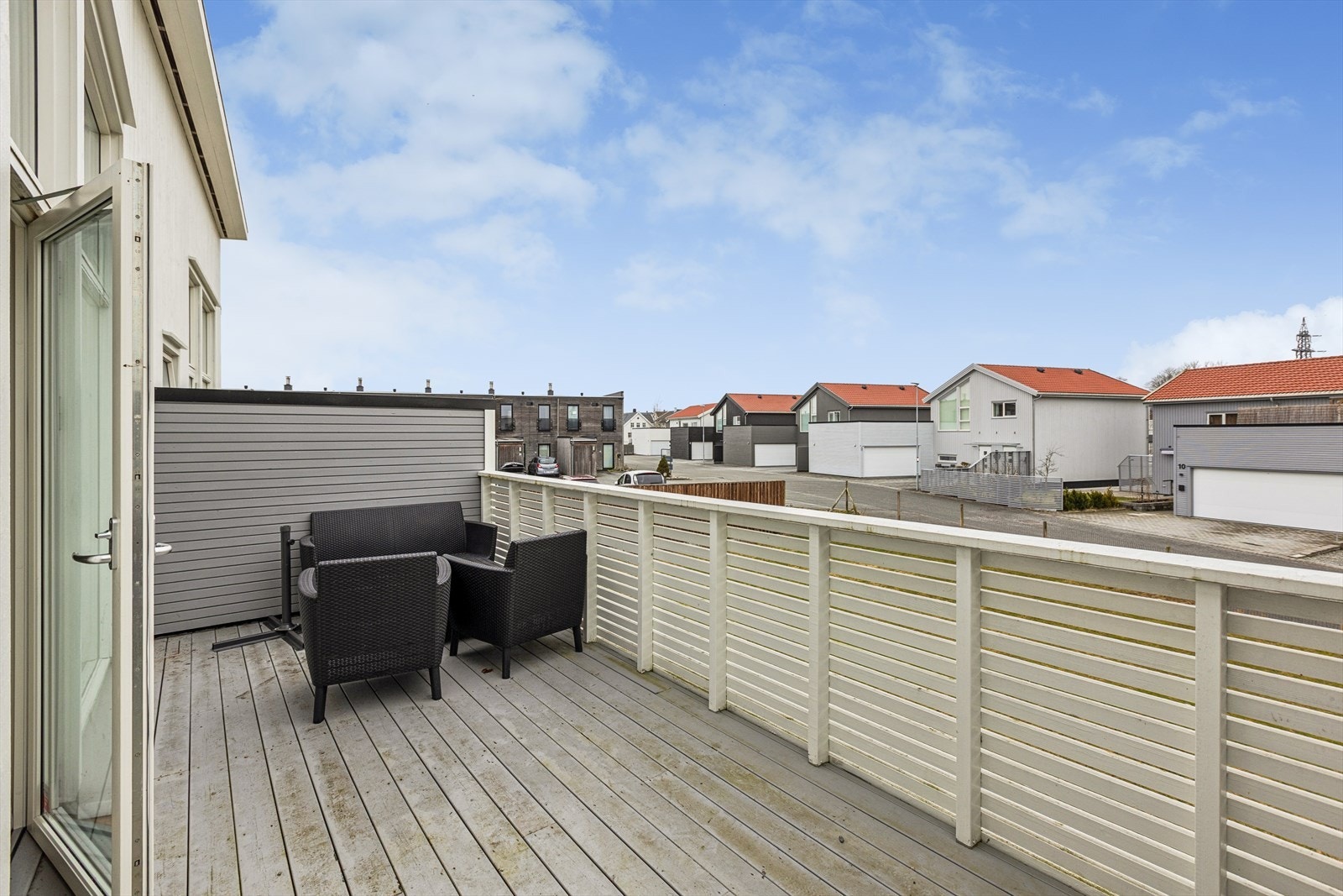 Fra stuen har man utgang til en stor balkong på hele 13 kvm, med gode møbleringsmuligheter. Et herlig uterom hvor man kan nyte fine sommerdager. Galleribilde