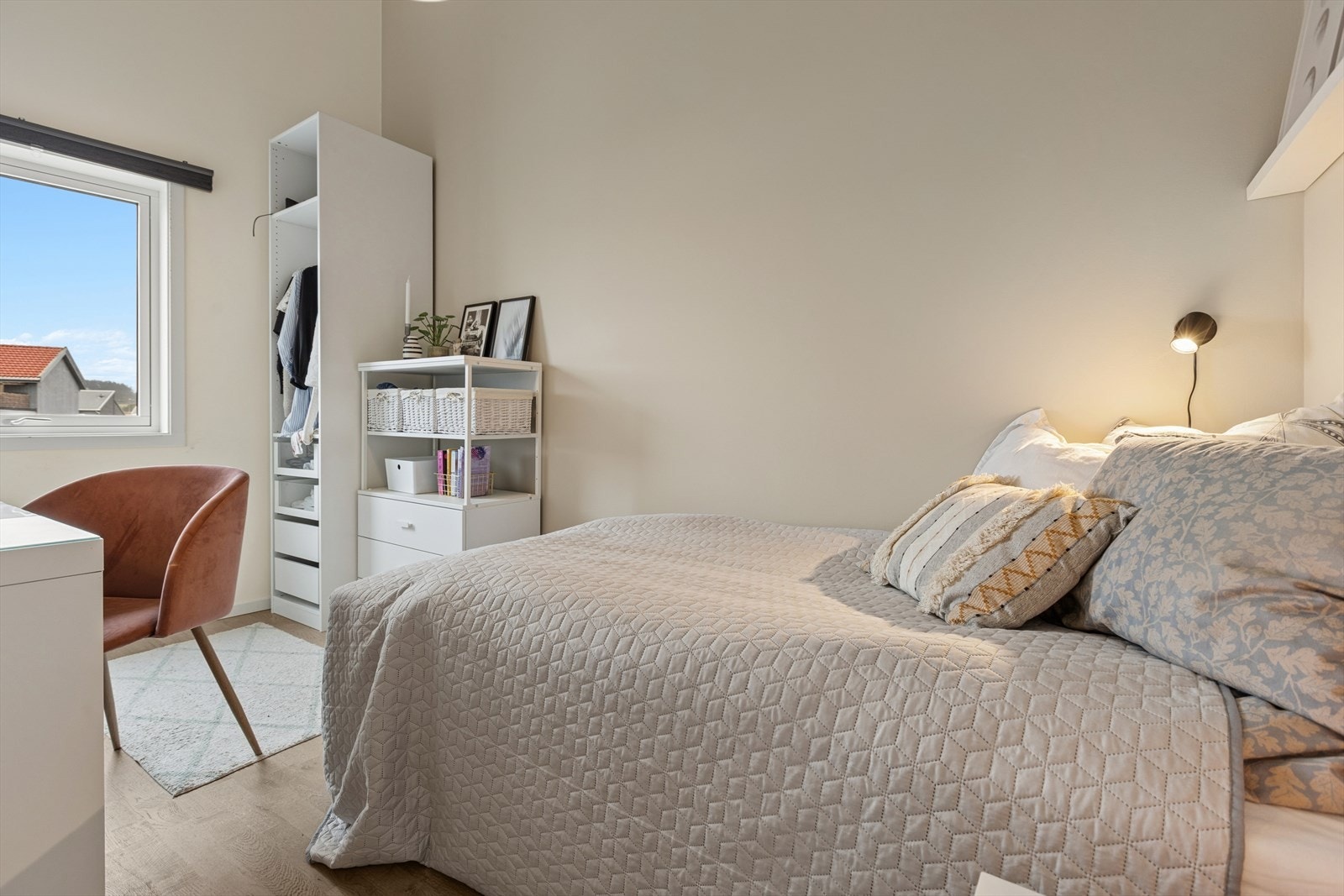 Soverom 1 ligger i tilknytning til stuen og er av god størrelse. Her har man god plass til både seng, garderobe og tilhørende møblement. Galleribilde