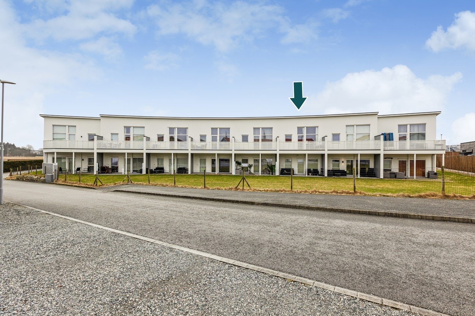 Leiligheten ligger fint plassert i byggets andre etasje og er del av et sameie med 16 boliger. Galleribilde