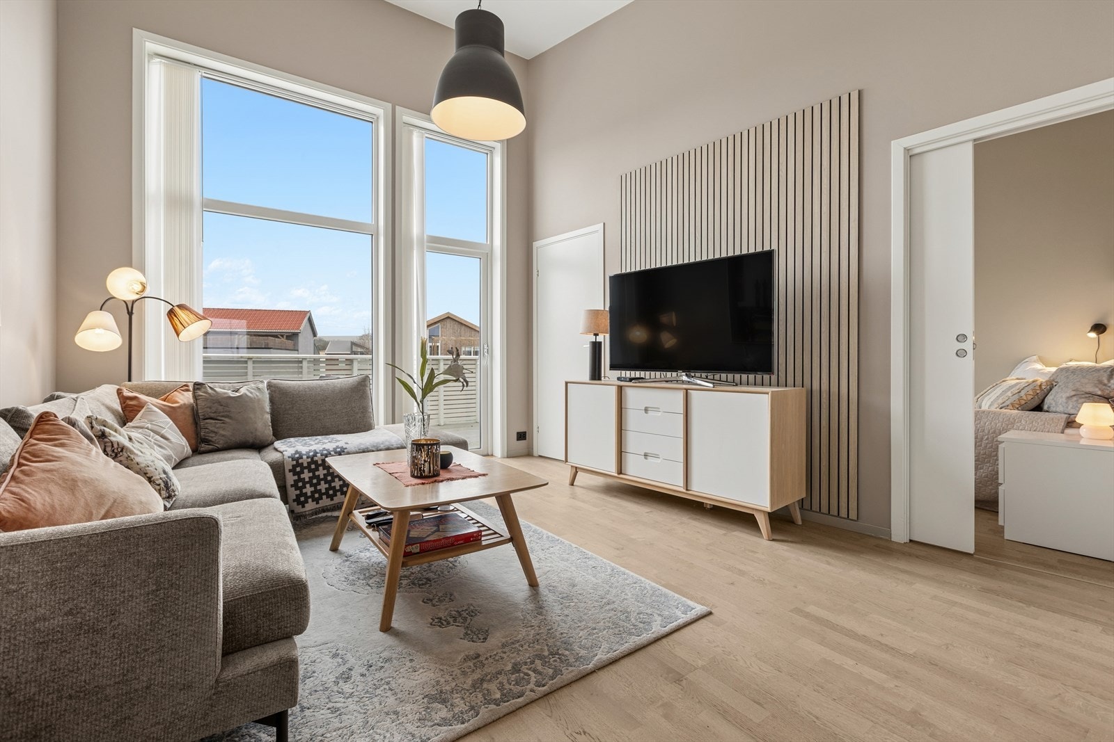 Her har man god plass til å møblere med både sofa- og spisegruppe. Galleribilde