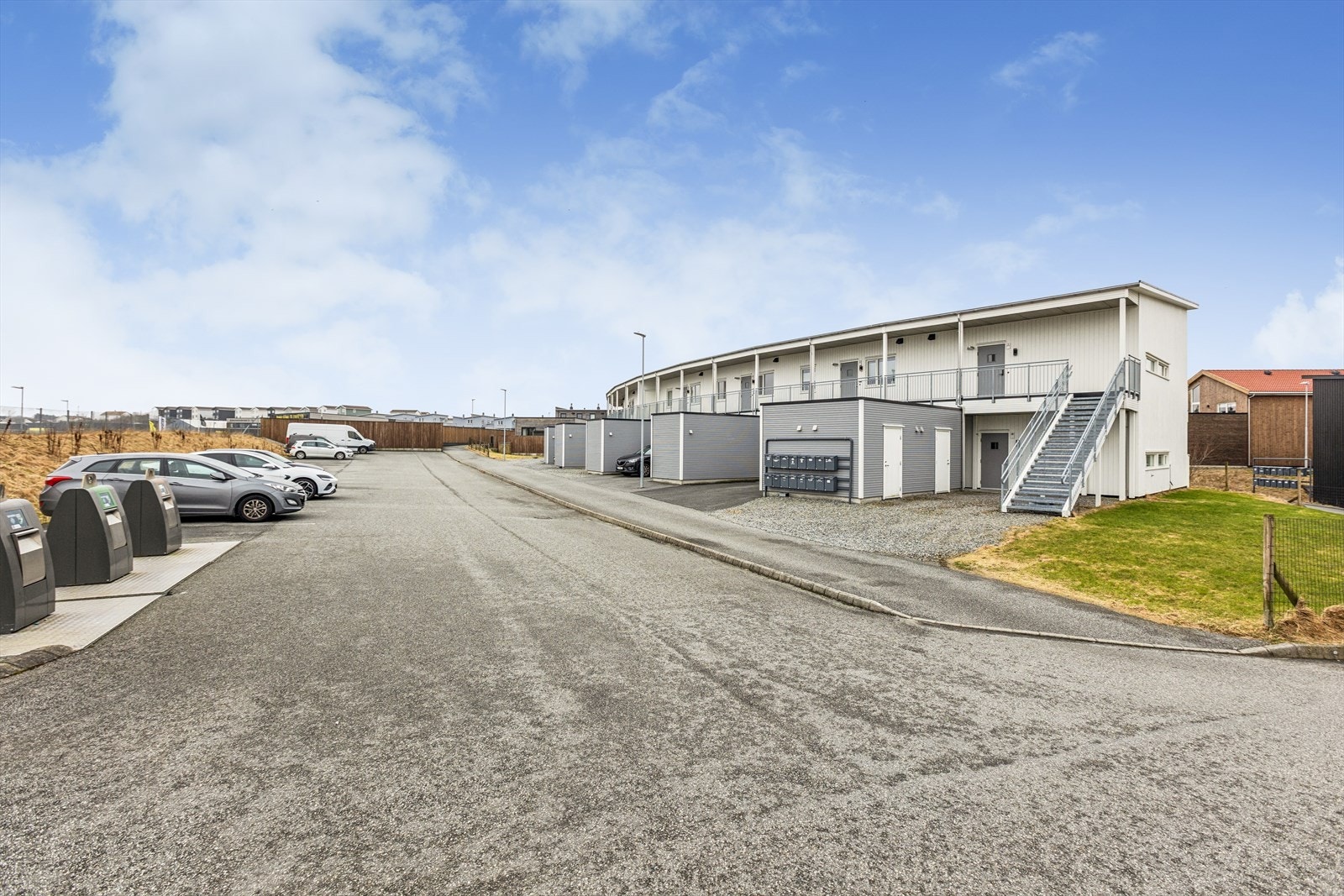 Felles parkeringsplass hvor hver leiligheten disponerer én biloppstillingsplass. Leiligheten disponerer også en utvendig bod på 5 kvm som gir ekstra lagringsplass. Galleribilde