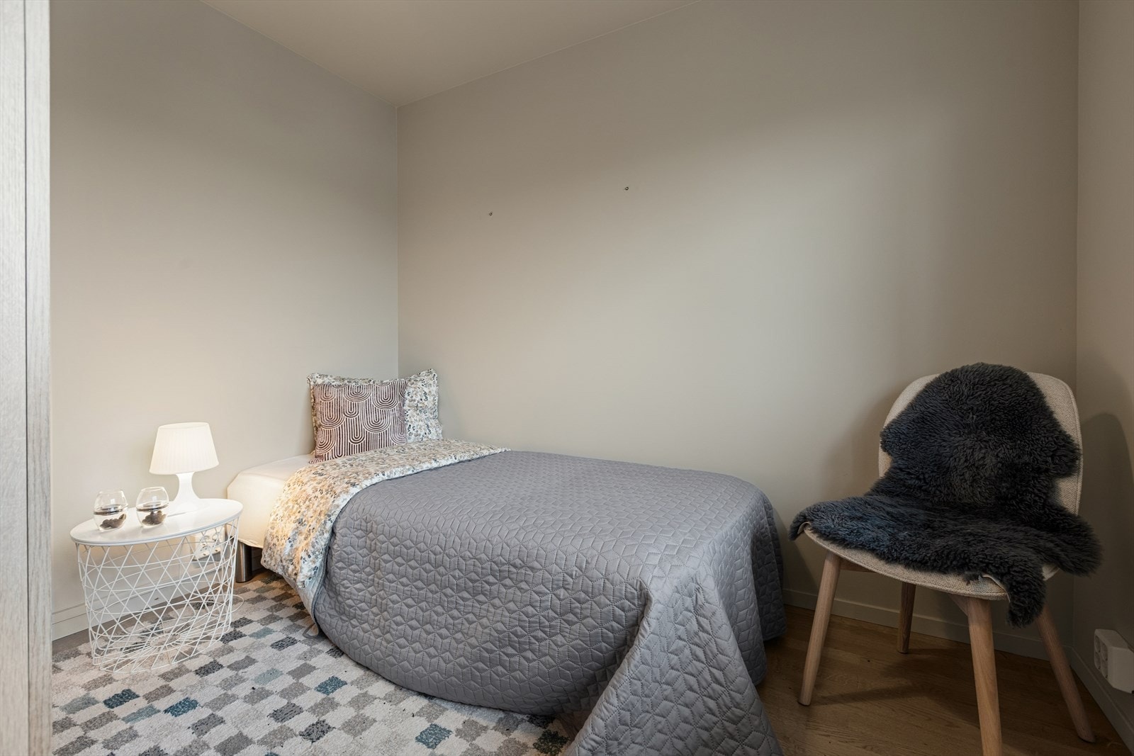 Soverom 2 er noe mindre, men også her har man god plass til både seng og garderobe. Galleribilde