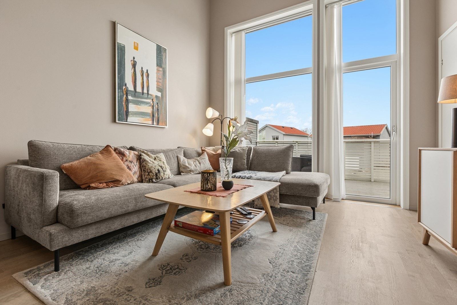 Gjennomgående i boligen er malte flater i tidsriktige og behagelige farger med listefrie overganger mellom vegger og tak. Galleribilde