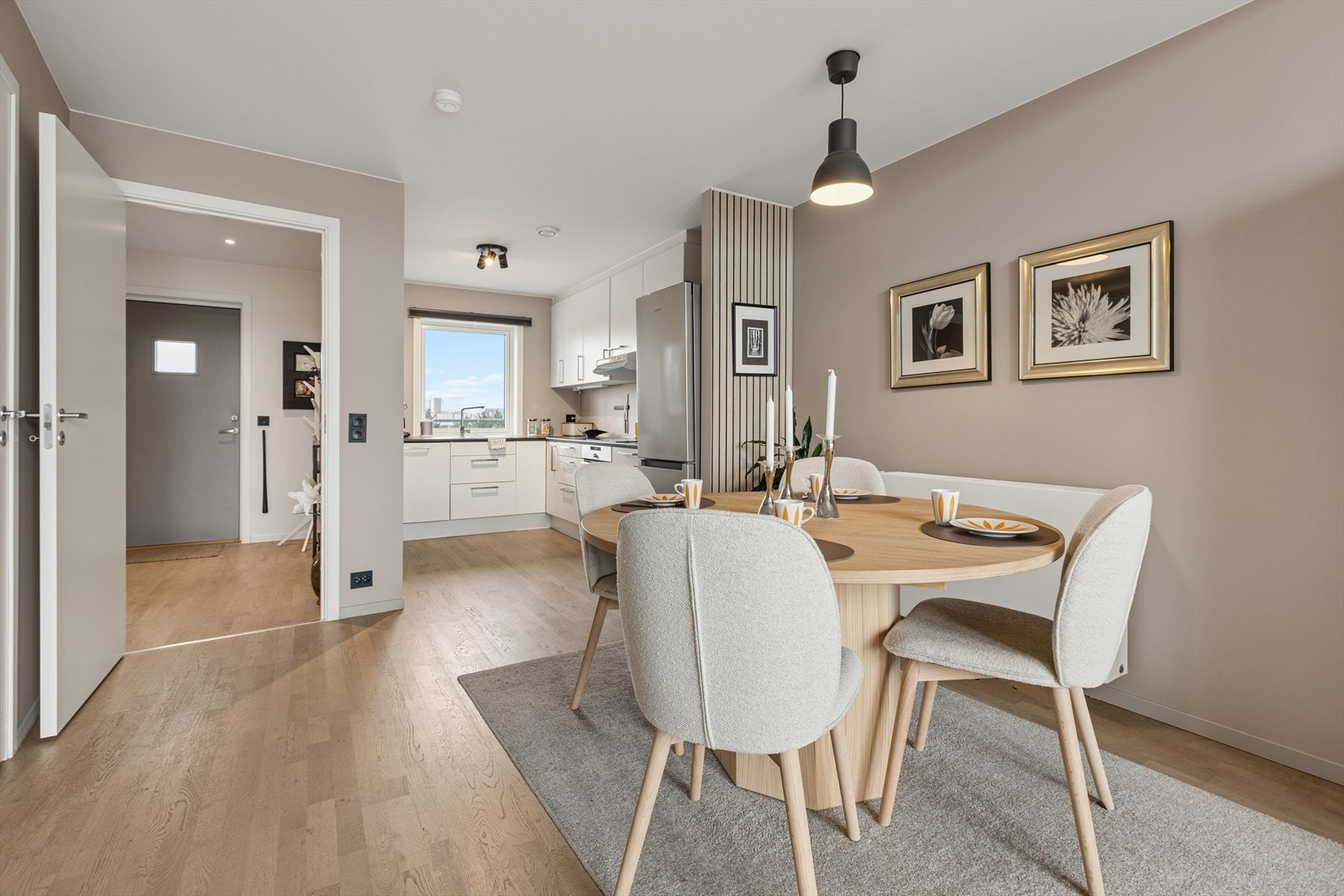 Boligen har vannbåren varme via radiator i stue. Boligen er også utstyrt med balansert ventilasjonsanlegg. Galleribilde