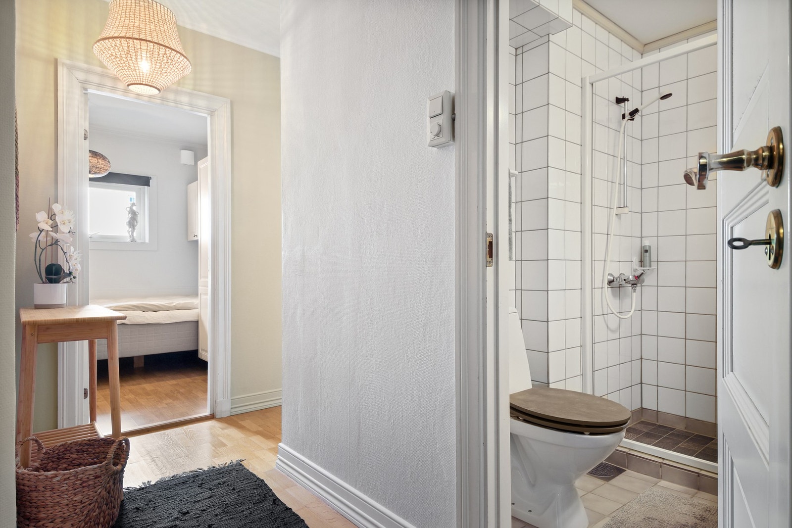 Lys og fin entré. I entré er det gode muligheter til å lage garderobe/hylleløsninger. Dørcalling. Galleribilde