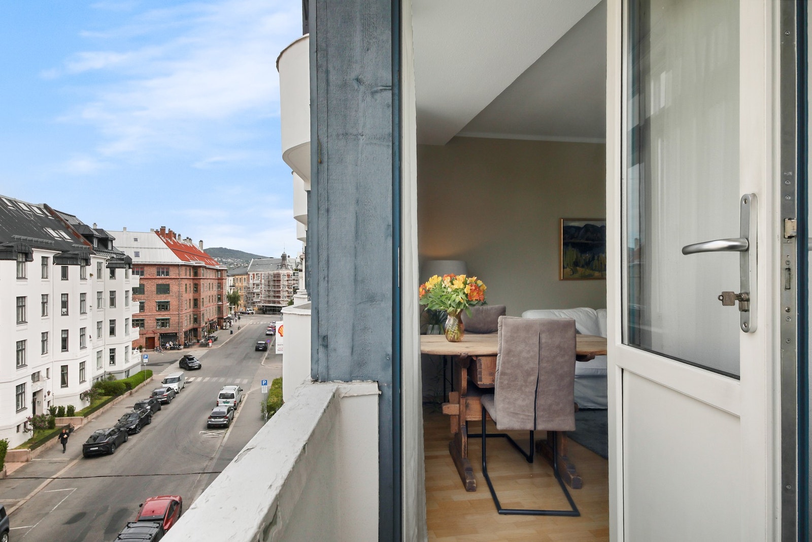 Fra stuen er det utgang til en flott balkong med plass for utemøblement og gode solforhold. Galleribilde