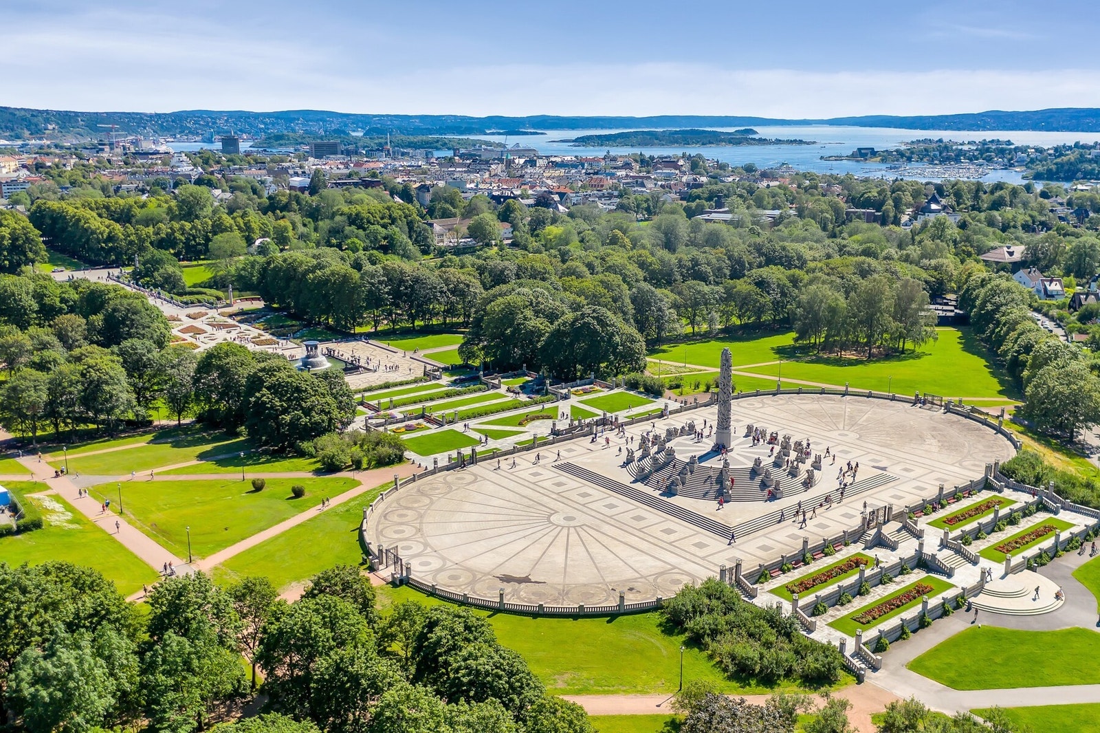 I Frognerparken kan man gå tur, lufte hunden, grille eller bare slappe av på gresset. Galleribilde