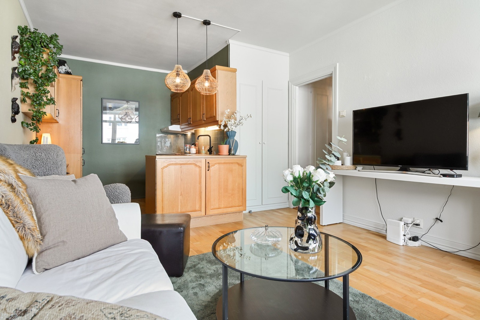 Store vindusflater slipper inn rikelig med naturlig lys og skaper en lys og luftig atmosfære. Himlingshøyde ca. 2,63 m målt i stue/kjøkken. Galleribilde