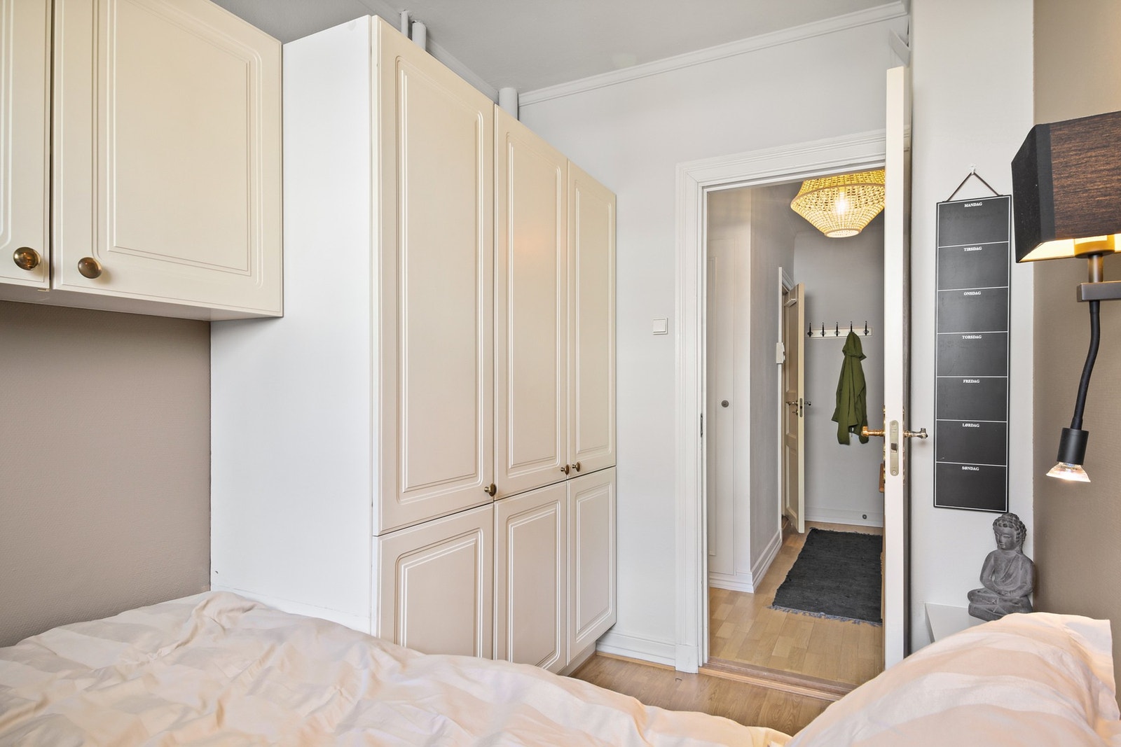 Lunt og romslig soverom. Rommet har godt med skapplass i stort garderobeskap og overskap. Galleribilde