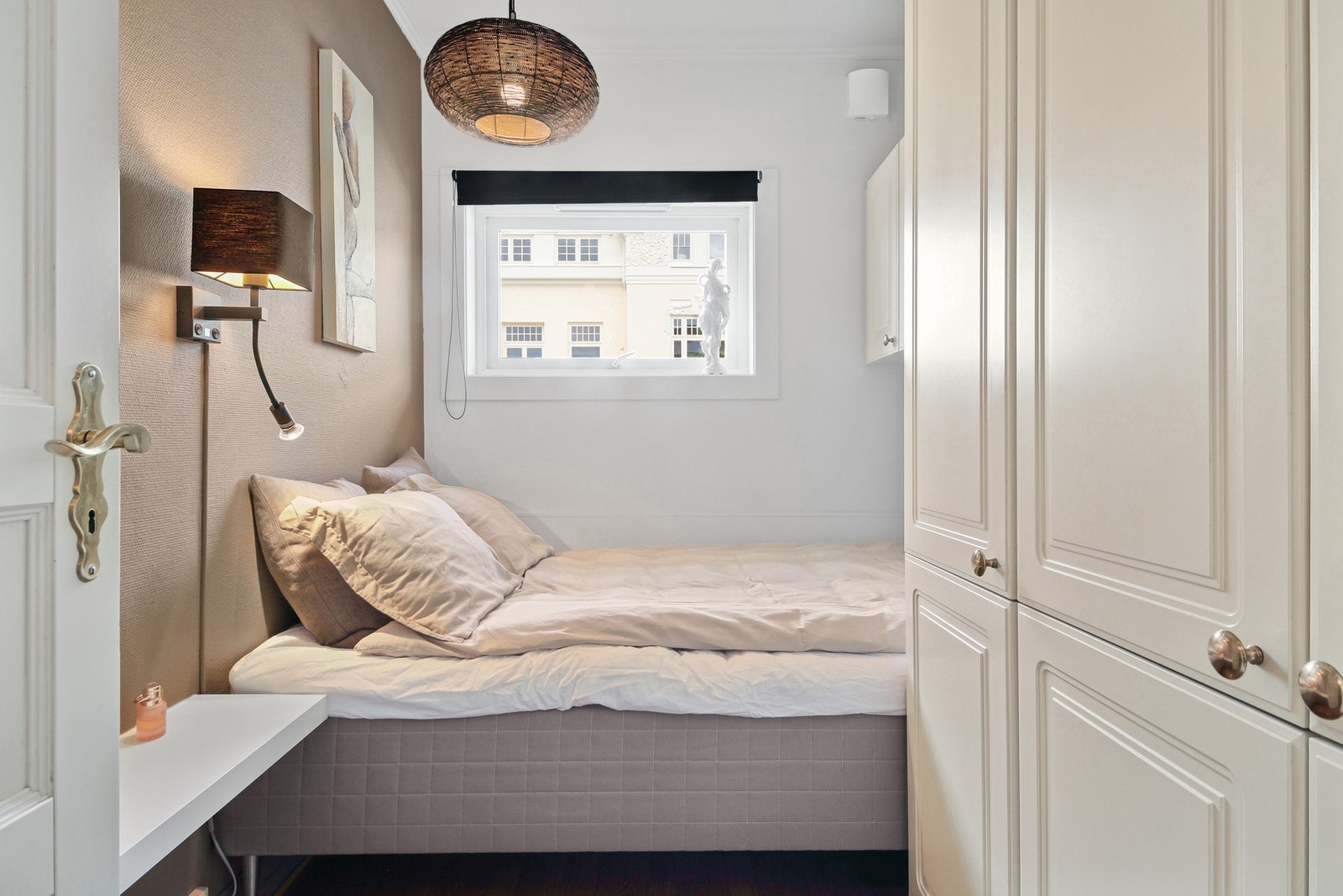 Romslig soverom med god plass til dobbeltseng, nattbord og garderobeskap. Galleribilde