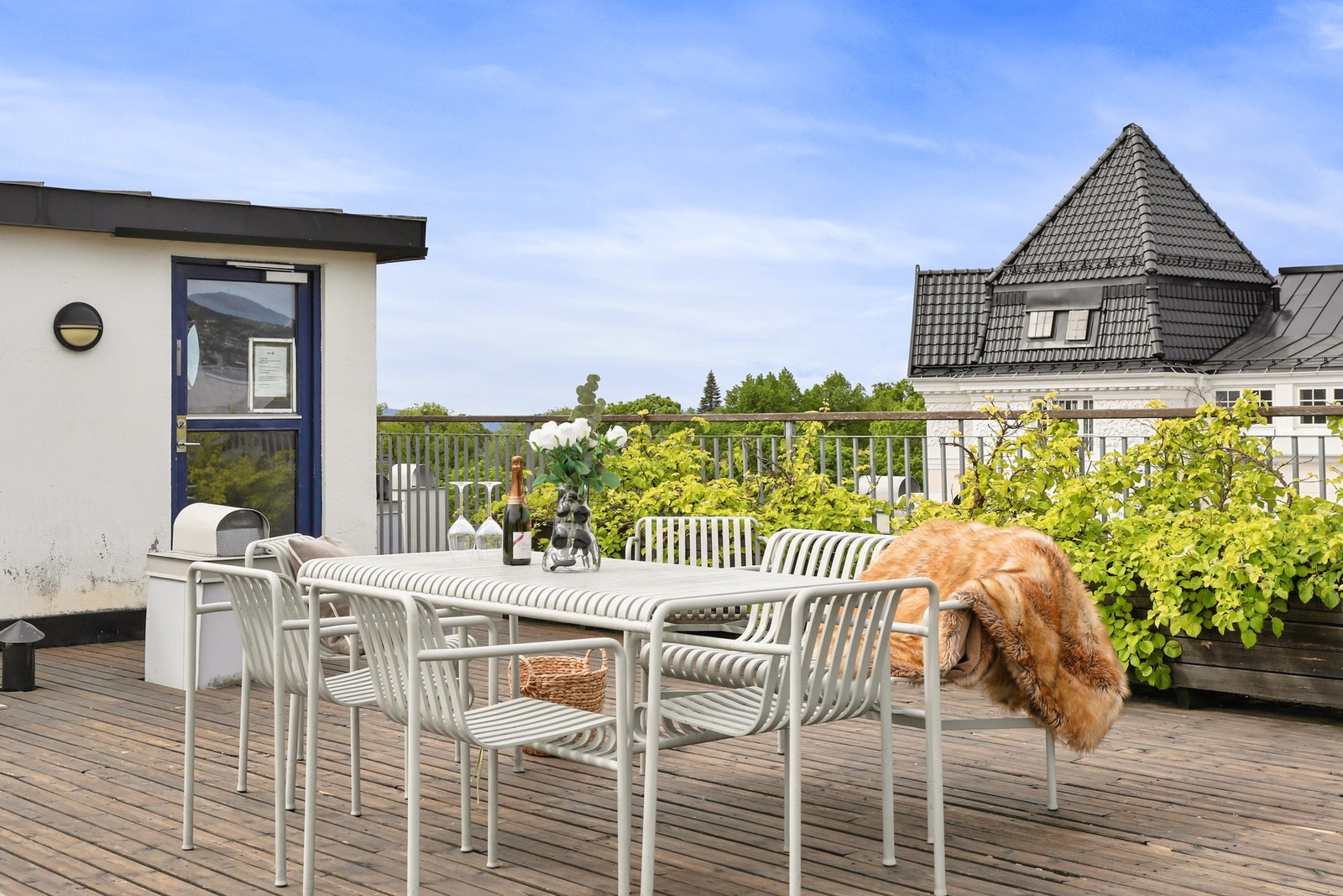 Takterrassen er ytstyrt med flere sittegrupper, belysning og felles toalettrom - Perfekt når man har gjester. Galleribilde