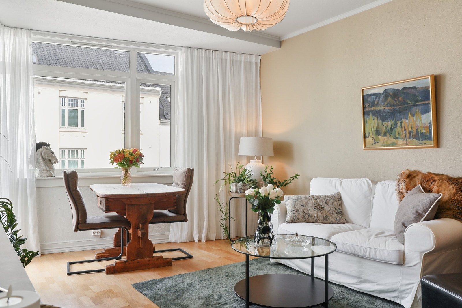 I stuen er det god plass til sofa med tilhørende medie- og oppbevaringsmøblement samt romslig spisebord. Galleribilde