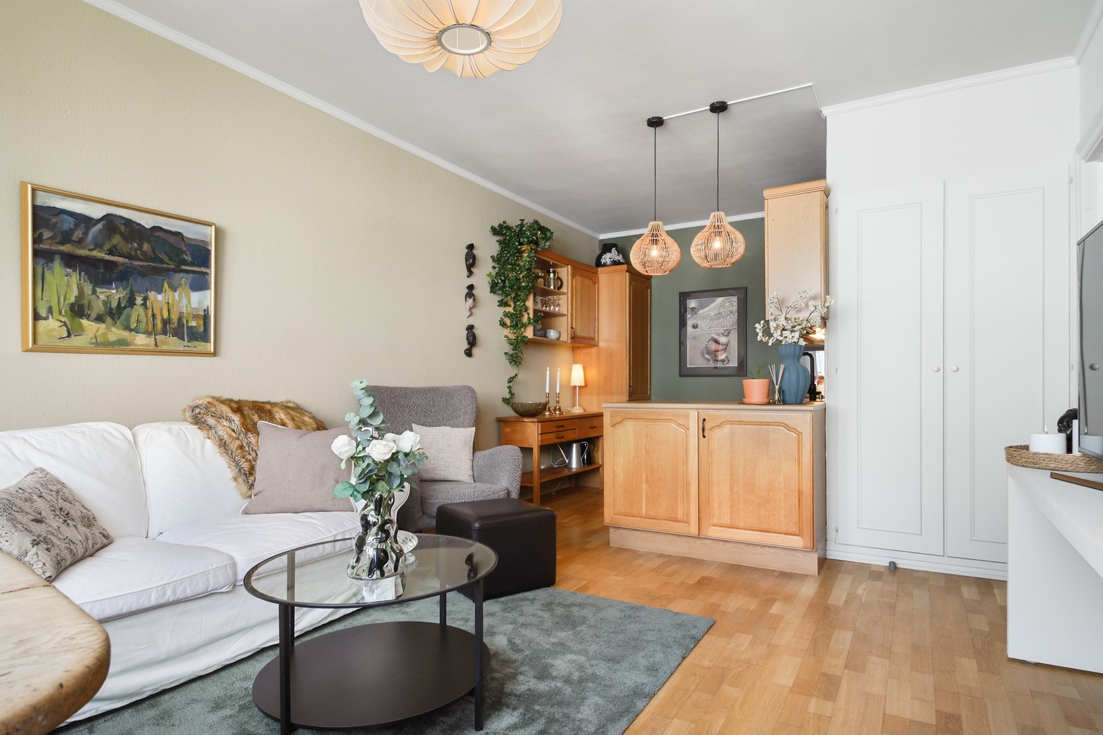 Praktisk planløsning med stue og kjøkken i åpen løsning. Innebygd skap gir rom for lagring. Galleribilde